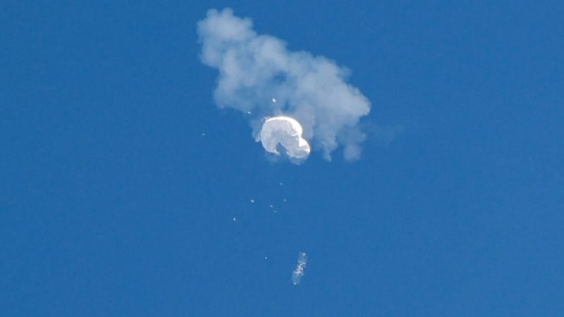 Подозреваемый китайский воздушный шар-шпион дрейфует в океан после того, как его сбили у побережья в Серфсайд-Бич, Южная Каролина, 4 февраля 2023 года. (Randall Hill/Reuters)