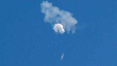 Китайский воздушный шар дрейфует в океан после того, как его сбили у побережья в Серфсайд-Бич, Южная Каролина, 4 февраля 2023 года. (Randall Hill/Reuters)