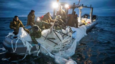 Моряки, назначенные во 2-ю группу по обезвреживанию боеприпасов, вылавливают китайский высотный разведывательный аэростат, который был сбит над территориальными водами США у побережья Миртл-Бич, Южная Каролина, 5 февраля 2023 года. (U.S. Fleet Forces/U.S. Navy photo/Handout via Reuters)