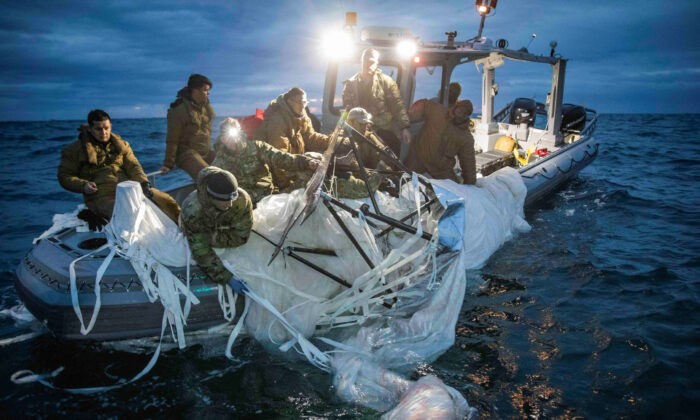 Моряки, назначенные во 2-ю группу по обезвреживанию боеприпасов, вылавливают китайский высотный разведывательный аэростат, который был сбит над территориальными водами США у побережья Миртл-Бич, Южная Каролина, 5 февраля 2023 года. (U.S. Fleet Forces/U.S. Navy photo/Handout via Reuters)