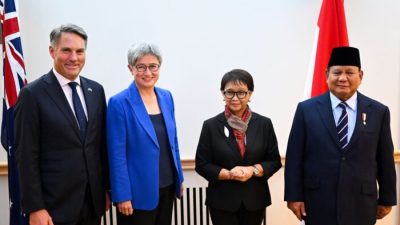 (Слева направо) Заместитель премьер-министра Австралии Ричард Марлес, министр иностранных дел Австралии Пенни Вонг, министр иностранных дел Индонезии Ретно Марсуди и министр обороны Индонезии Прабово Субианто позируют для фотографий во время 8-й встречи министров иностранных дел и обороны Австралии и Индонезии в формате 2+2 в здании парламента в Канберре, четверг, 9 февраля 2023 года. (AAP Image/Lukas Coch)
