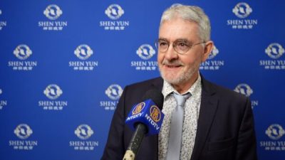 Люк Юбеле наслаждается Shen Yun во Дворце конгрессов в Париже, 16 февраля 2023 года. (NTD)