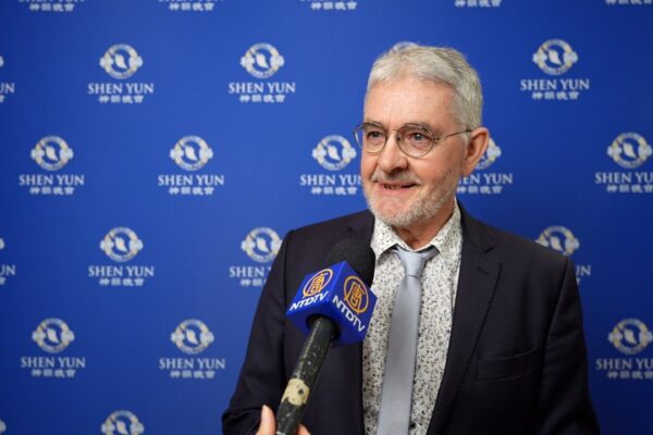 Люк Юбеле наслаждается Shen Yun во Дворце конгрессов в Париже, 16 февраля 2023 года. (NTD)