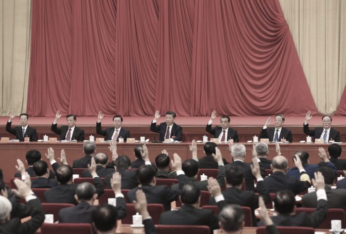 Китайский лидер Си Цзиньпин и другие члены Постоянного комитета Политбюро на шестом пленарном заседании ЦК 18-го созыва в Пекине 27 октября 2016 года. (Li Xueren/Xinhua via AP)