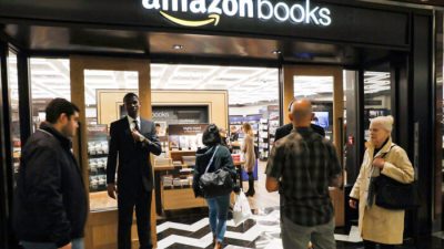 Люди входят в Amazon Books в Нью-Йорке, 25 мая 2017 года. (Spencer Platt/Getty Images)
