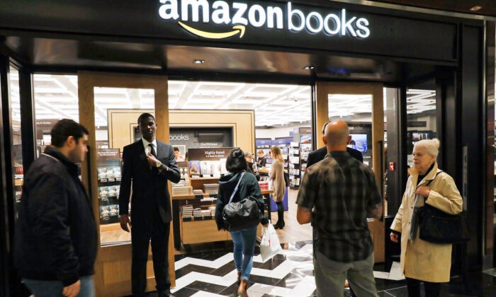 Люди входят в Amazon Books в Нью-Йорке, 25 мая 2017 года. (Spencer Platt/Getty Images)
