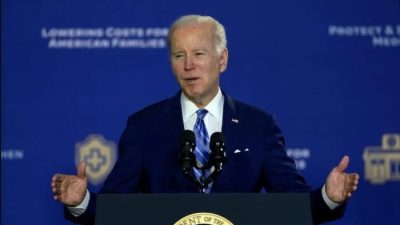 Президент США Джо Байден выступает на мероприятии, посвящённом социальному обеспечению и медицинской помощи, которое состоялось в Университете Тампы, Флорида, 9 февраля 2023 года. (Joe Raedle/Getty Images)