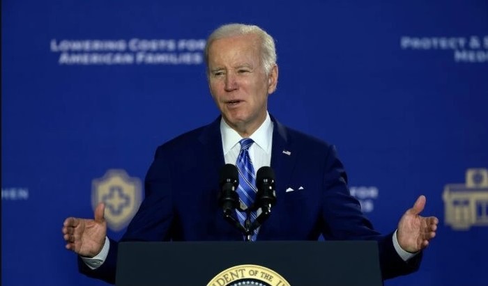 Президент США Джо Байден выступает на мероприятии, посвящённом социальному обеспечению и медицинской помощи, которое состоялось в Университете Тампы, Флорида, 9 февраля 2023 года. (Joe Raedle/Getty Images)
