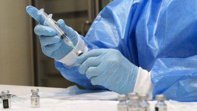 Шприц готовится с вакциной COVID-19 в клинике в Монреале, Квебек, 15 марта 2021 года. (The Canadian Press/Paul Chiasson)