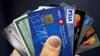 Кредитные карты выставлены в Монреале 12 декабря 2012 г. (Ryan Remiorz/The Canadian Press)