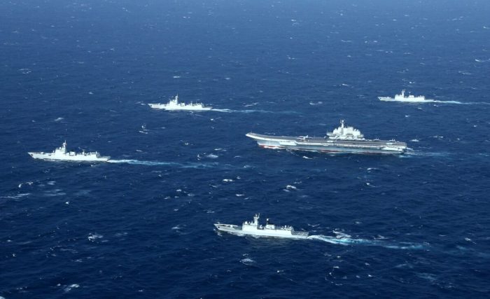 Военный флот Китая, включая авианосец «Ляонин», во время военных учений в Южно-Китайском море, на фотографии с воздуха, сделанной 2 января 2017 года. (STR/AFP via Getty Images)
