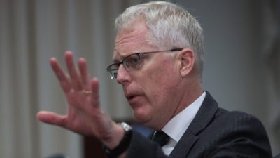 Исполняющий обязанности министра обороны США Кристофер Миллер выступает во время встречи с министром национальной обороны Литвы Раймундасом Кароблисом в Пентагоне в Арлингтоне, штат Вирджиния, 13 ноября 2020 г. (Alex Wong/Getty Images)