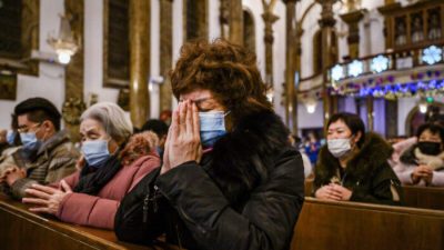 Китайские христиане молятся во время рождественской мессы в католической церкви в Пекине 24 декабря 2020 года. (Kevin Frayer/Getty Images)
