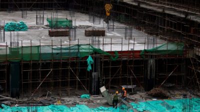 Рабочие на строительной площадке в Пекине 12 января 2023 года. (Tingshu Wang/Reuters)