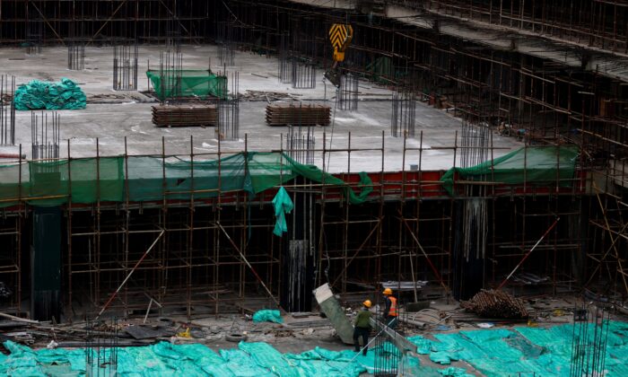 Рабочие на строительной площадке в Пекине 12 января 2023 года. (Tingshu Wang/Reuters)