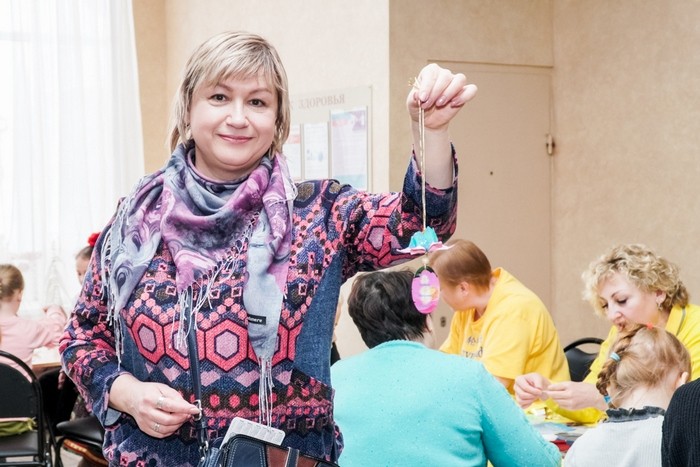 Участница мастер-класса «Лепестки мира» Ирина, экономист. (The Epoch Times)