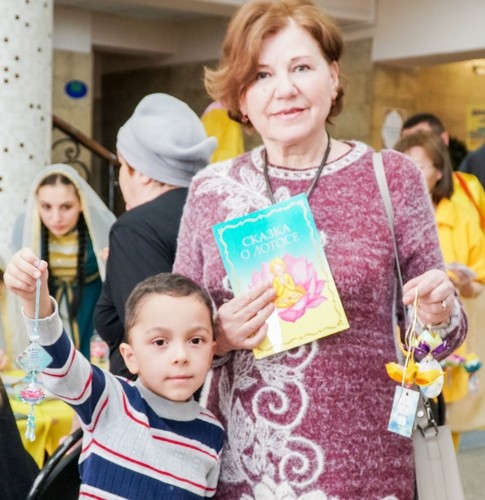 Участница мастер-класса «Лепестки мира» Людмила, юрист. (The Epoch Times)