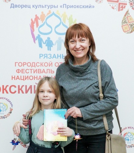 Участница мастер-класса «Лепестки мира» Галина с внучкой Аней. (The Epoch Times)