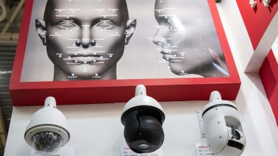 Камеры безопасности с технологией распознавания лиц на 14-й Китайской международной выставке по общественной безопасности и охране в Пекине 24 октября 2018 года. (Nicolas Asfouri/AFP/Getty Images)