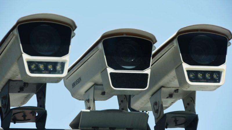 Камеры наблюдения Hikvision возле штаб-квартиры Hikvision в Ханчжоу, восточная китайская провинция Чжэцзян, 22 мая 2019 года. (STR/AFP via Getty Images)