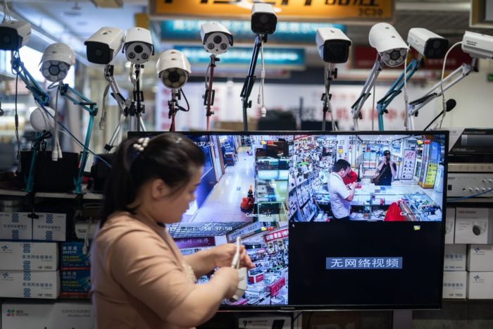 Фотография камер Hikvision в электронном торговом центре в Пекине 24 мая 2019 года. (Fred Dufour/AFP via Getty Images)