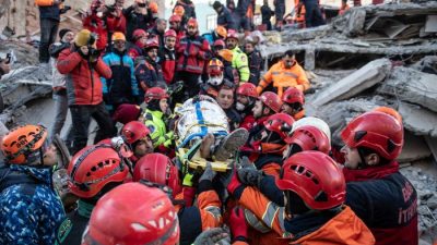 Фото: Спасение жителей из-под завалов в Турции. (Burak Kara/Getty Images)