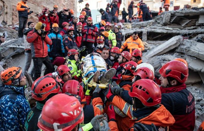 Фото: Спасение жителей из-под завалов в Турции. (Burak Kara/Getty Images)