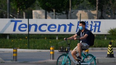 Вывеска Tencent, материнской компании китайского гиганта социальных сетей WeChat, возле штаб-квартиры Tencent в Пекине 7 августа 2020 года. (Greg Baker/AFP via Getty Images)