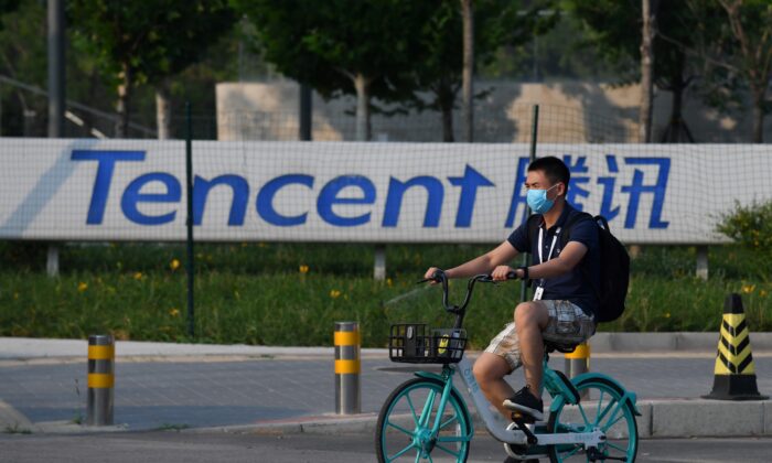 Вывеска Tencent, материнской компании китайского гиганта социальных сетей WeChat, возле штаб-квартиры Tencent в Пекине 7 августа 2020 года. (Greg Baker/AFP via Getty Images)