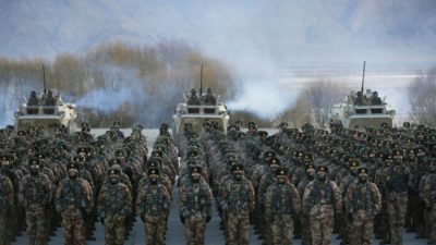 Солдаты Народно-освободительной армии Китая (НОАК) собираются во время военных учений в горах Памира в Кашгаре, регион Синьцзян на северо-западе Китая, 4 января 2021 года. (STR/AFP via Getty Images)
