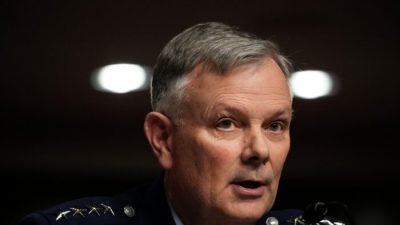 Генерал Глен Ван Херк, командующий Северным командованием США и Североамериканским командованием воздушно-космической обороны, даёт показания на слушаниях в комитете Сената по вооружённым силам на Капитолийском холме 24 марта 2022 года в Вашингтоне. (Drew Angerer/Getty Images)
