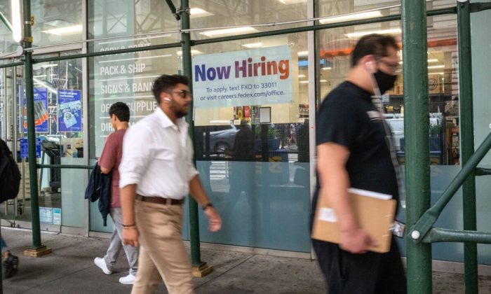Вывеска Now Hiring на витрине в Нью-Йорке, 28 июля 2022 года. (Spencer Platt/Getty Images)