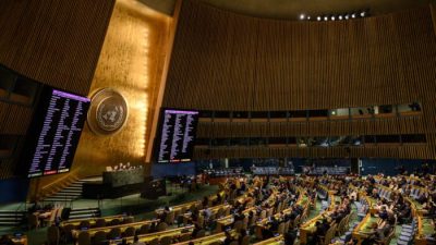 Результаты голосования во время заседания Генеральной Ассамблеи ООН в штаб-квартире ООН в Нью-Йорке 12 октября 2022 года. (Ed Jones/AFP via Getty Images)