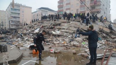 Фото: Поиск выживших из-под завалов в Диярбакыре после землетрясения магнитудой 7,8. Турция, 6 февраля 2023 года. (ILYAS AKENGIN/AFP via Getty Images)