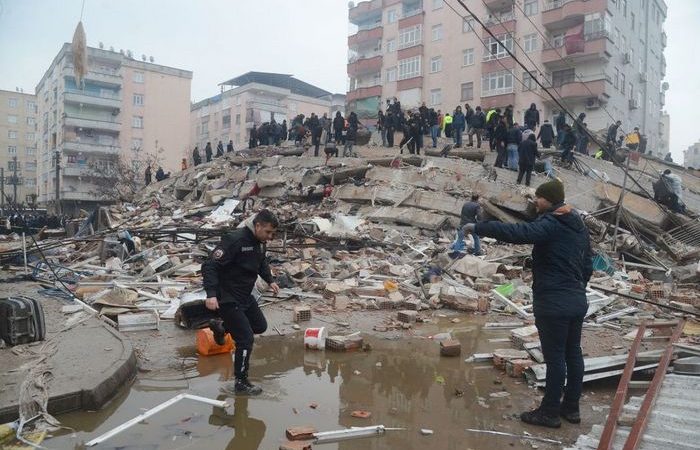 Фото: Поиск выживших из-под завалов в Диярбакыре после землетрясения магнитудой 7,8. Турция, 6 февраля 2023 года. (ILYAS AKENGIN/AFP via Getty Images)