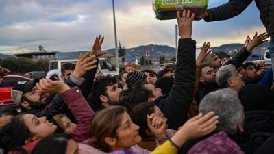 Фото: Пункт раздачи подгузников в Хатае, Турция, 7 февраля 2023 года. (BULENT KILIC/AFP via Getty Images)