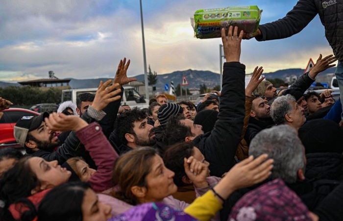 Фото: Пункт раздачи подгузников в Хатае, Турция, 7 февраля 2023 года. (BULENT KILIC/AFP via Getty Images)