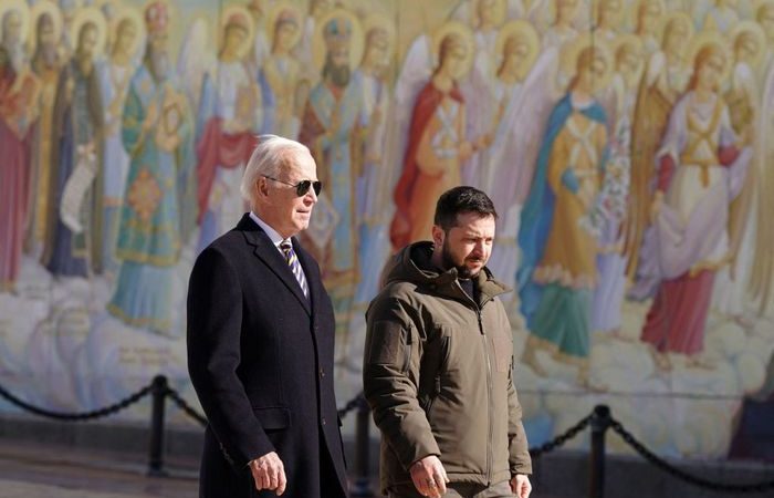 Президент США Джо Байден неожиданно посетил Киев Фото: Президент США Джо Байден с президентом Украины Владимиром Зеленским, Киев, 20 февраля 2023 года, Украина. (DIMITAR DILKOFF/AFP via Getty Images)