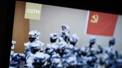 Сцены из программы CGTN отображаются на мониторе компьютера в Лондоне, Англия, 4 февраля 2021 года. (Leon Neal/Getty Images)