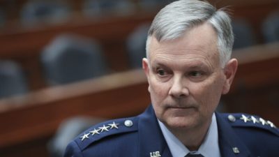 Генерал ВВС США Глен Ван Херк, командующий Северным командованием США и Североамериканским командованием воздушно-космической обороны, присутствует на слушаниях, проводимых Комитетом Палаты представителей по вооружённым силам в Вашингтоне, 1 марта 2022 года. (Win McNamee/Getty Images)