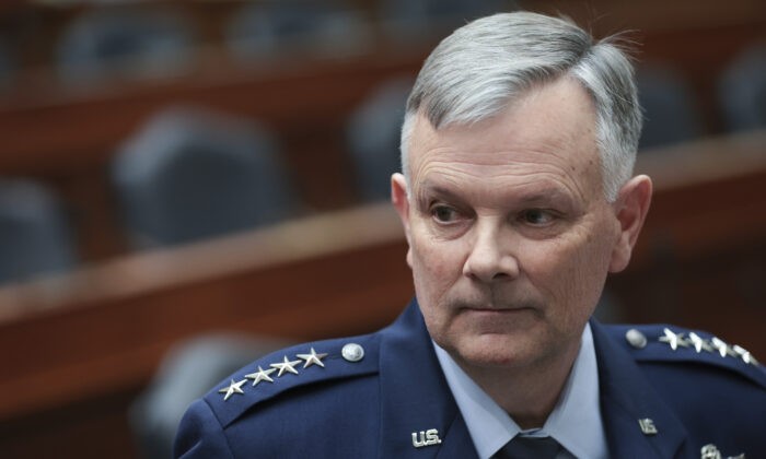 Генерал ВВС США Глен Ван Херк, командующий Северным командованием США и Североамериканским командованием воздушно-космической обороны, присутствует на слушаниях, проводимых Комитетом Палаты представителей по вооружённым силам в Вашингтоне, 1 марта 2022 года. (Win McNamee/Getty Images)
