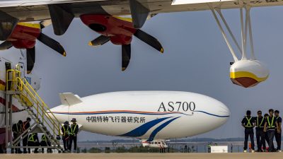 Китайский дирижабль AS700 взлетает для испытательного полёта в аэропорту Чжанхэ в Цзинмэнь, провинция Хубэй, Китай, 16 сентября 2022 года. (Shen Ling/VCG via Getty Images)