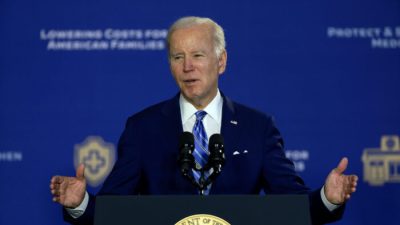 Президент США Джо Байден выступает на мероприятии, посвящённом социальному обеспечению и медицинской помощи, которое состоялось в Университете Тампы, Флорида, 9 февраля 2023 года. (Joe Raedle/Getty Images)