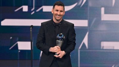 Лионель Месси с наградой FIFA «Лучший футболист 2022 года» 27 февраля 2023 года в Париже, Франция.  (Aurelien Meunier/Getty Images)