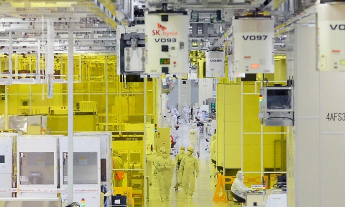 Рабочие работают на заводе SK HYNIX Inc. 25 августа 2015 года в Ичхоне, Южная Корея. (Kim Min-Hee-Pool/Getty Images)

