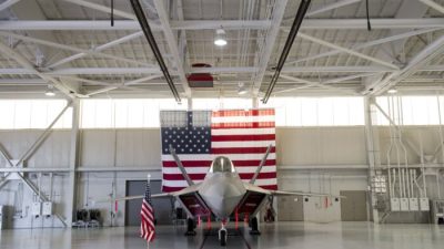 Истребитель-невидимка Lockheed Martin F-22 Raptor ВВС США стоит в ангаре во время первых трёхсторонних учений между ВВС США, Королевскими ВВС Великобритании и ВВС Франции на объединённой базе Лэнгли-Юстис в Хэмптоне, штат Вирджиния, 15 декабря 2015 г. (Saul Loeb/AFP via Getty Images)