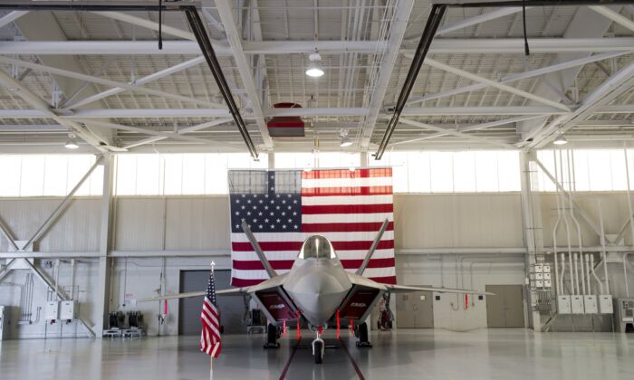 Истребитель-невидимка Lockheed Martin F-22 Raptor ВВС США стоит в ангаре во время первых трёхсторонних учений между ВВС США, Королевскими ВВС Великобритании и ВВС Франции на объединённой базе Лэнгли-Юстис в Хэмптоне, штат Вирджиния, 15 декабря 2015 г. (Saul Loeb/AFP via Getty Images)
