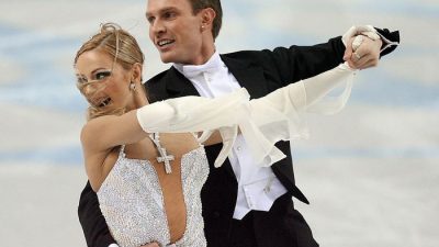 Фото: Татьяна Навка и Роман Костомаров на зимних Олимпийских играх в Турине, 17 февраля 2006 года, Италия. (FRANCK FIFE/AFP via Getty Images)