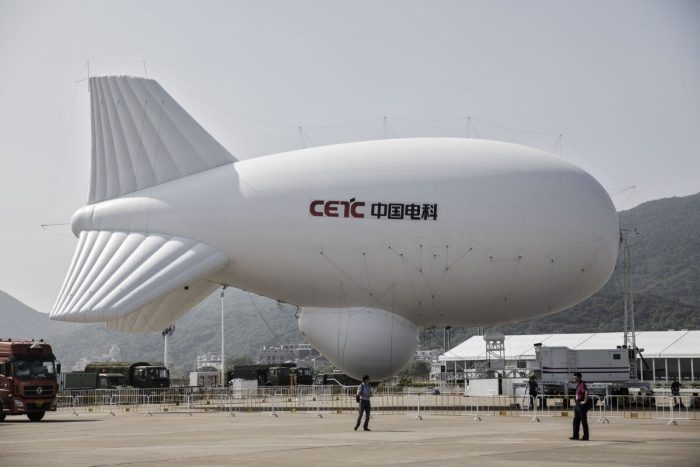 Воздушный дирижабль China Electronics Technology Group Corp. (CETC) висит на выставке China International Aviation & Aerospace Exhibition в Чжухай, Китай, 31 октября 2016 г. (Qilai Shen/Bloomberg via Getty Images)