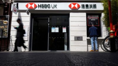 Пешеход проходит мимо отделения банка HSBC в центре Лондона 26 апреля 2022 года. (Niklas Halle'n/AFP via Getty Images)